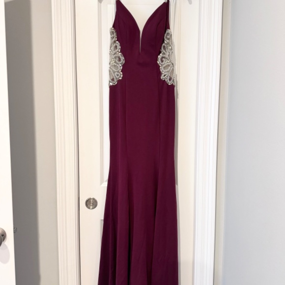 WINE COLORED, LONG MERMAID DRESS WITH SIDE CUT OUTS. - Picture 6 of 6